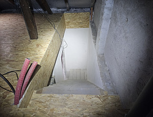 Zateplení stropu rodinného domu pomocí foukané izolace